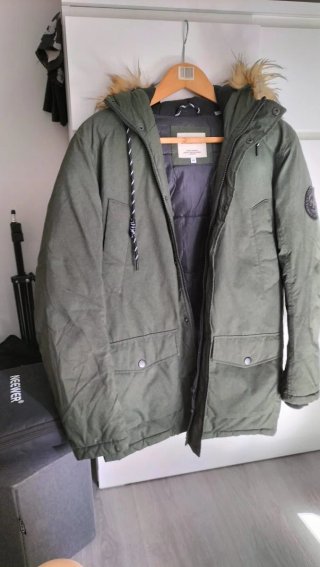 Parka verde con capucha y pelo