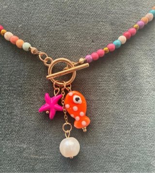 Collar de cuentas con colgantes de pez y estrella