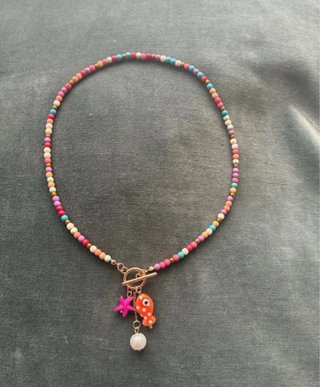 Collar de cuentas con colgantes de pez y estrella