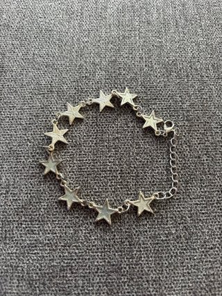 Collar de perlas blancas y doradas