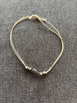 Collar de cuentas negras con colgante