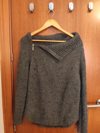 Jersey gris con cremallera