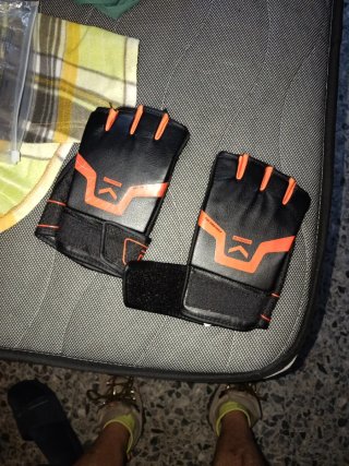 Guantes de entrenamiento negros y naranjas