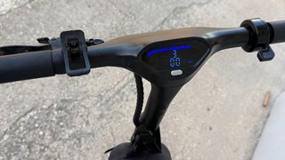 Monopattino elettrico nero con borsa 450 W,