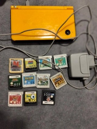 Nintendo DSi XL Amarilla