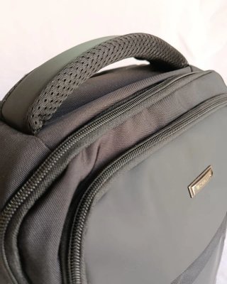 Mochila Minimalista Negra Impermeable USB 17'