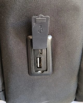 Mochila Minimalista Negra Impermeable USB 17'