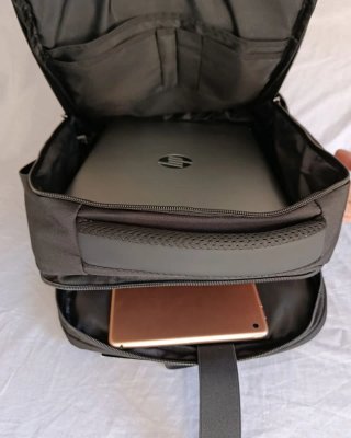 Mochila Minimalista Negra Impermeable USB 17'