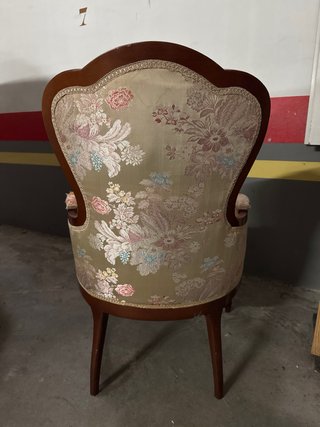 Butaca clásica, estructura de madera perfecta.