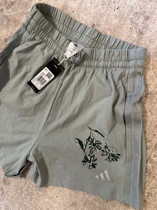 Pantalón corto Adidas verde floral