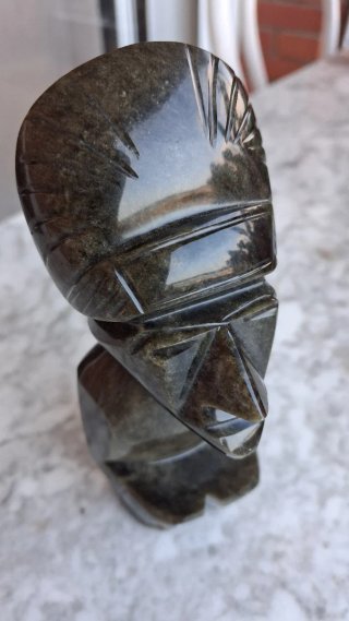 Figura de obsidiana tallada