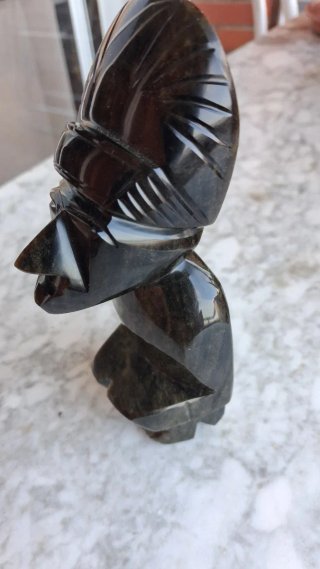 Figura de obsidiana tallada