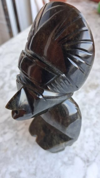 Figura de obsidiana tallada