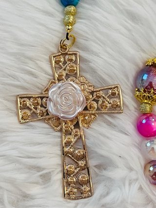 Rosario multicolor con cruz adornada