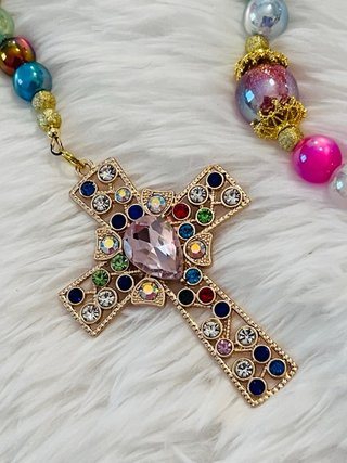 Rosario multicolor con cruz adornada