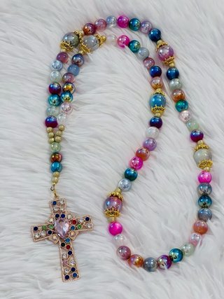Rosario multicolor con cruz adornada