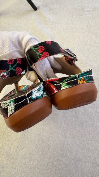 Sandalias bordadas florales