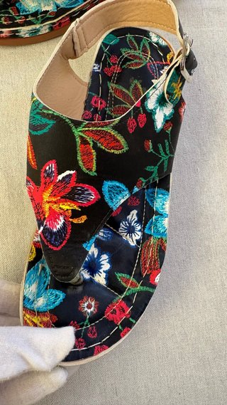 Sandalias bordadas florales