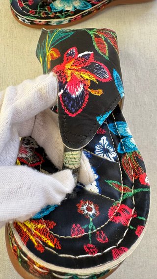 Sandalias bordadas florales