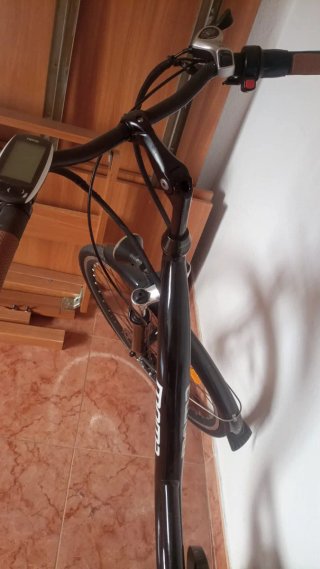 Bici Eléctrica Momo Negra, acelerador en el puño