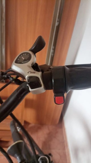 Bici Eléctrica Momo Negra, acelerador en el puño