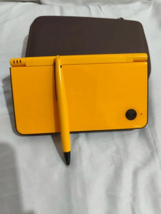 Nintendo DSi XL Giallo