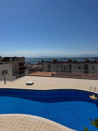Apartamento con piscina y vistas al mar en Roses