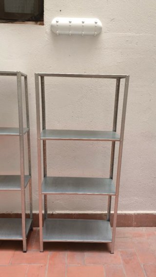 Estantería exterior metálica gris