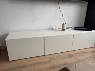 Mueble TV blanco y madera