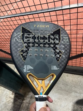 Pala de pádel Tiger KELME