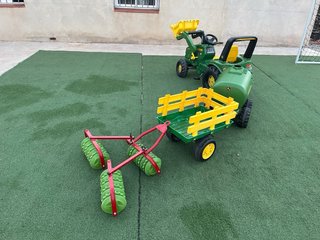 Tractor John Deere con remolque y rodillo