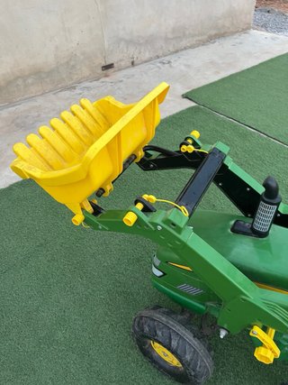 Tractor John Deere con remolque y rodillo