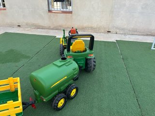 Tractor John Deere con remolque y rodillo