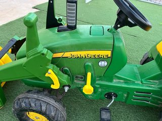Tractor John Deere con remolque y rodillo