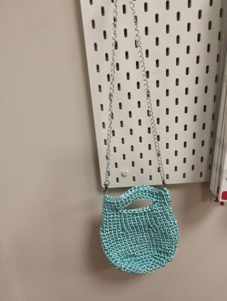 Bolso tejido a mano verde.
