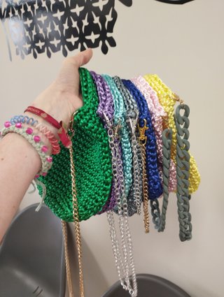 Bolso tejido a mano verde.