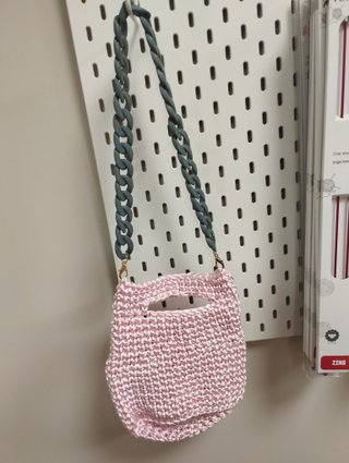 Bolso tejido a mano verde.