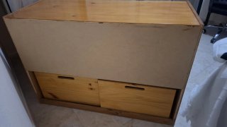 Mueble de madera con cajones y puertas