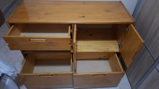 Mueble de madera con cajones y puertas