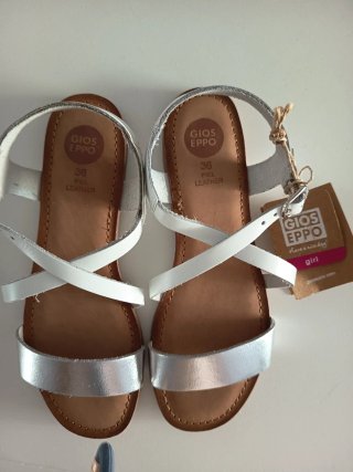 Sandalias Gioseppo Planas Blancas y Plateadas T.36