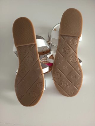Sandalias Gioseppo Planas Blancas y Plateadas T.36