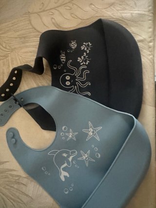 Baberos de silicona para bebé con dibujos