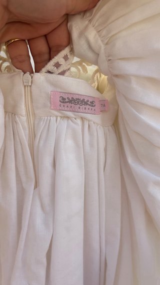 Vestido de encaje marfil y verde claro.