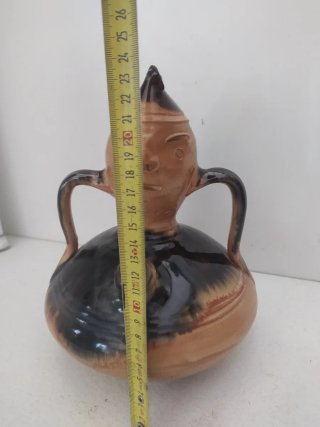 Botijo de cerámica con figura humana