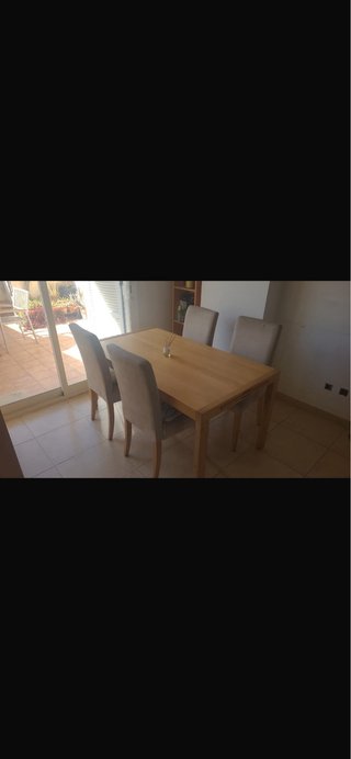 Mesa de comedor con 4 sillas