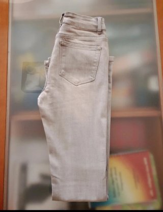 Pantalón vaquero campana gris