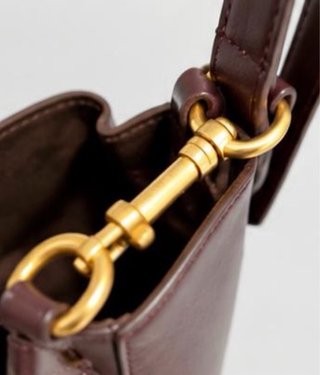 Bolso de cuero marrón rojizo