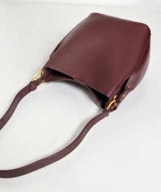 Bolso de cuero marrón rojizo