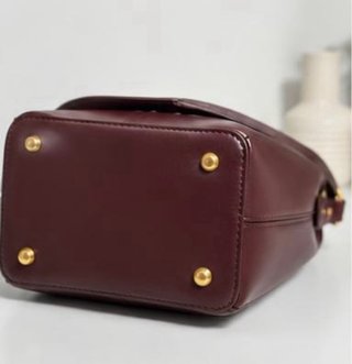 Bolso de cuero marrón rojizo