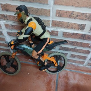 Muñeco Action Man con bucicleta